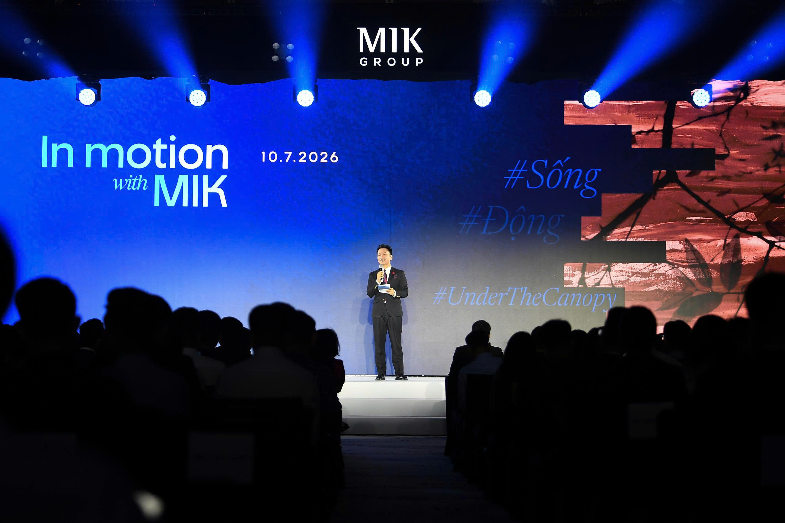 Đại diện MIK Group phát biểu tại lễ ra mắt thương hiệu Forestia trên sân khấu sự kiện