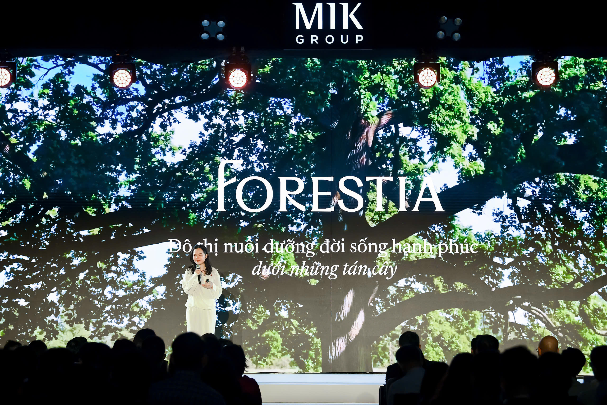 Sân khấu công bố thương hiệu khu đô thị Forestia của MIK Group ngày 10/7