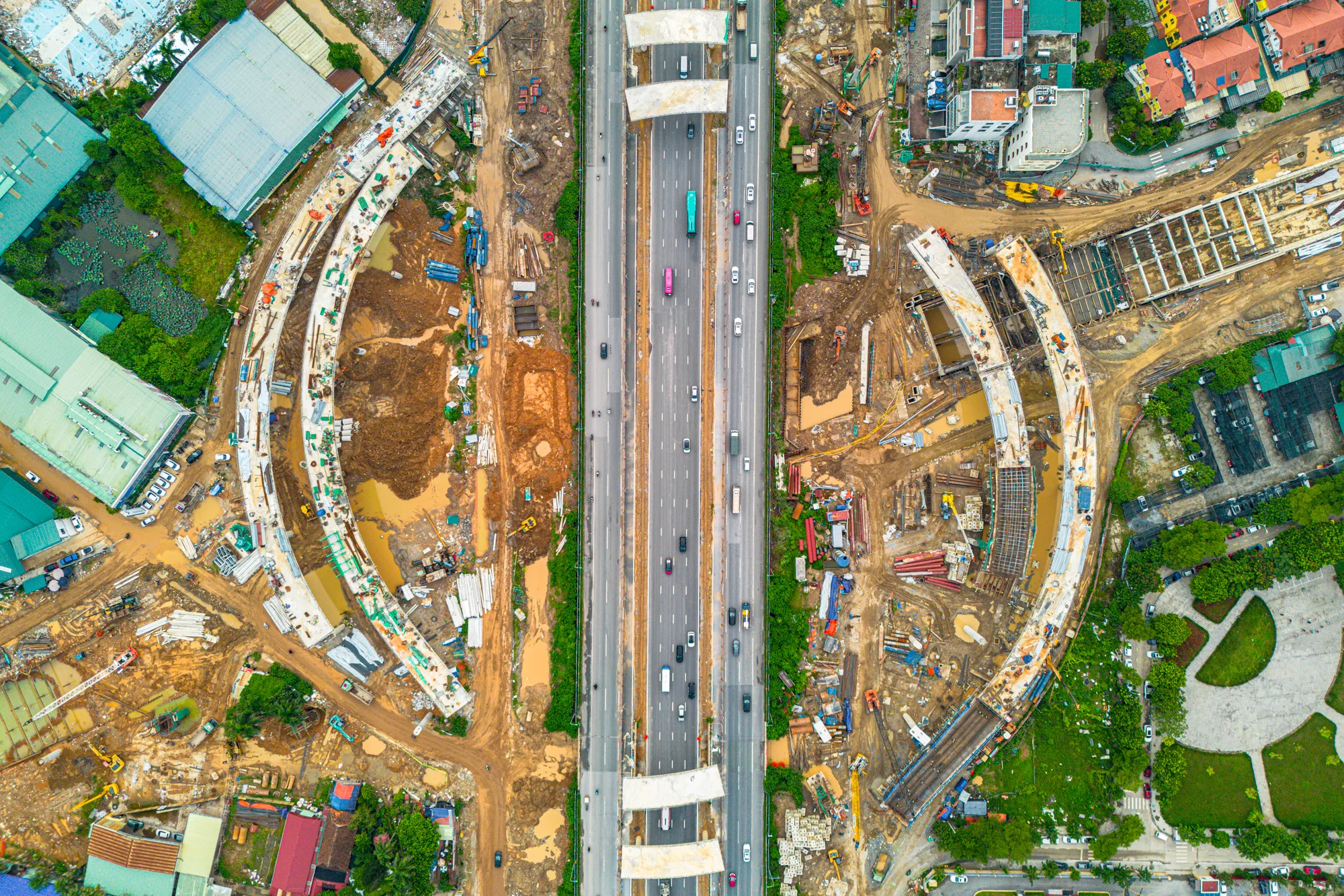 Hai nhánh cầu dạng tuabin đang thi công hai bên Đại lộ Thăng Long nhìn từ trên cao