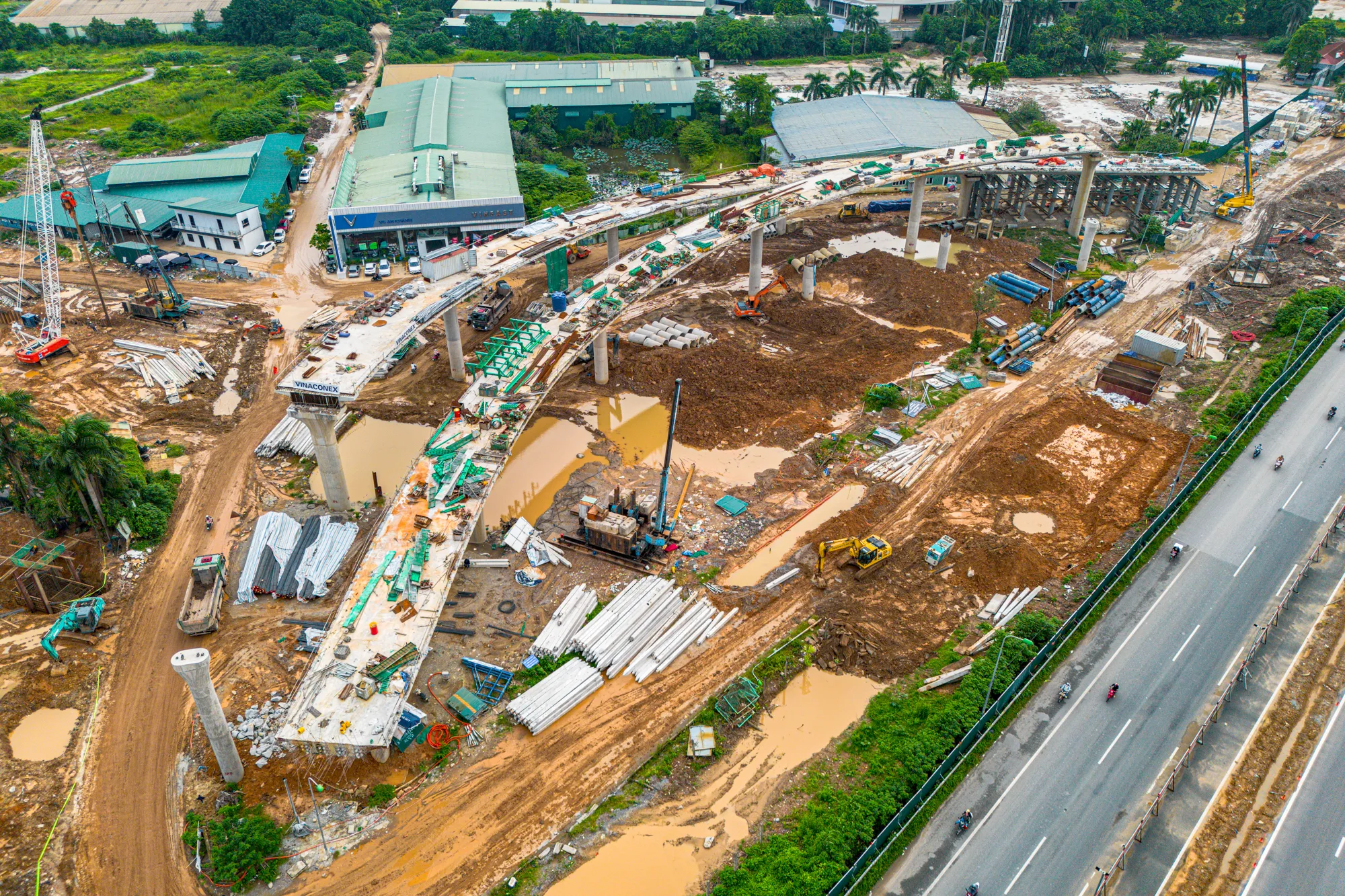 Trụ cầu và vật liệu thi công tại một nhánh cầu tuabin thuộc nút giao Vành đai 3.5