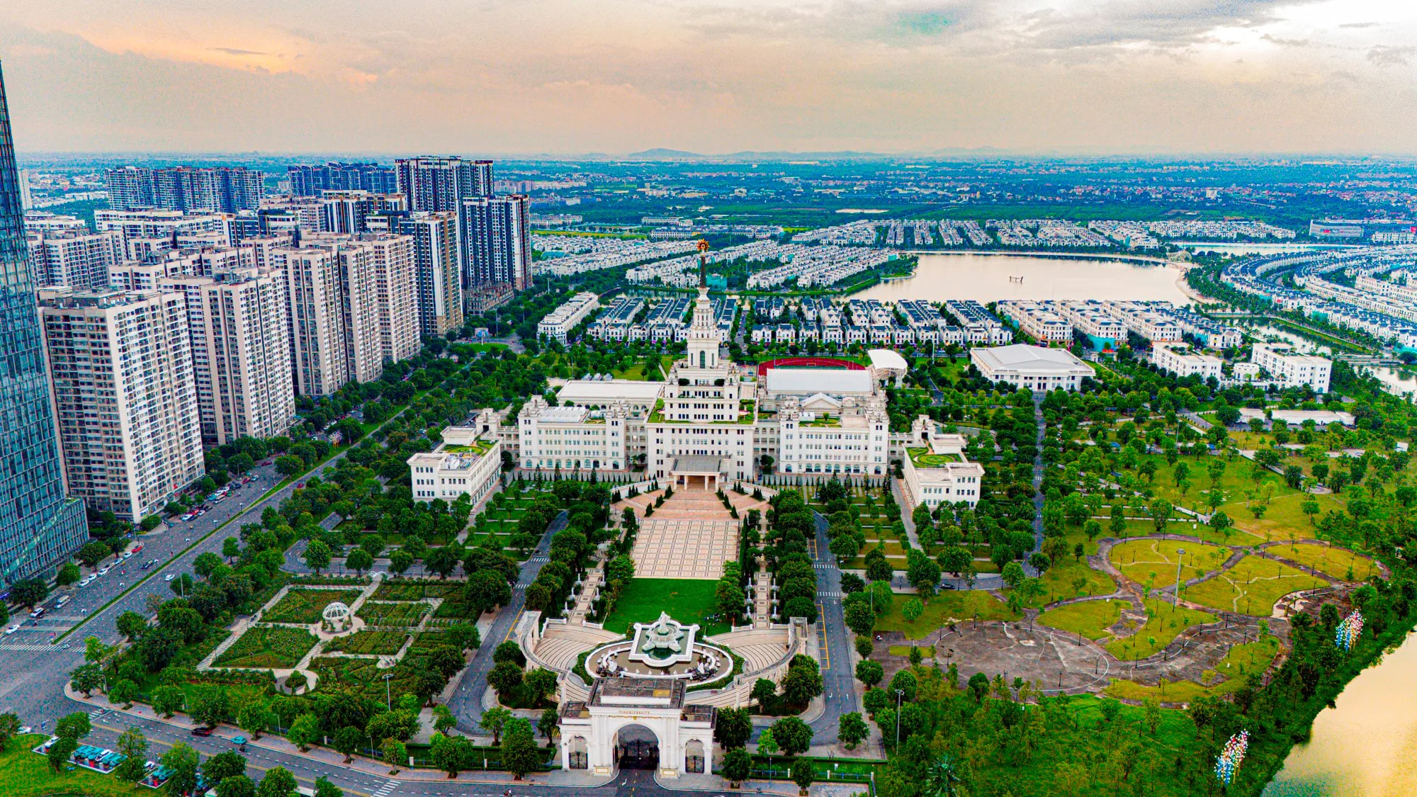 Khuôn viên trường đại học VinUni tại Vinhomes Ocean Park 1 nhìn từ trên cao