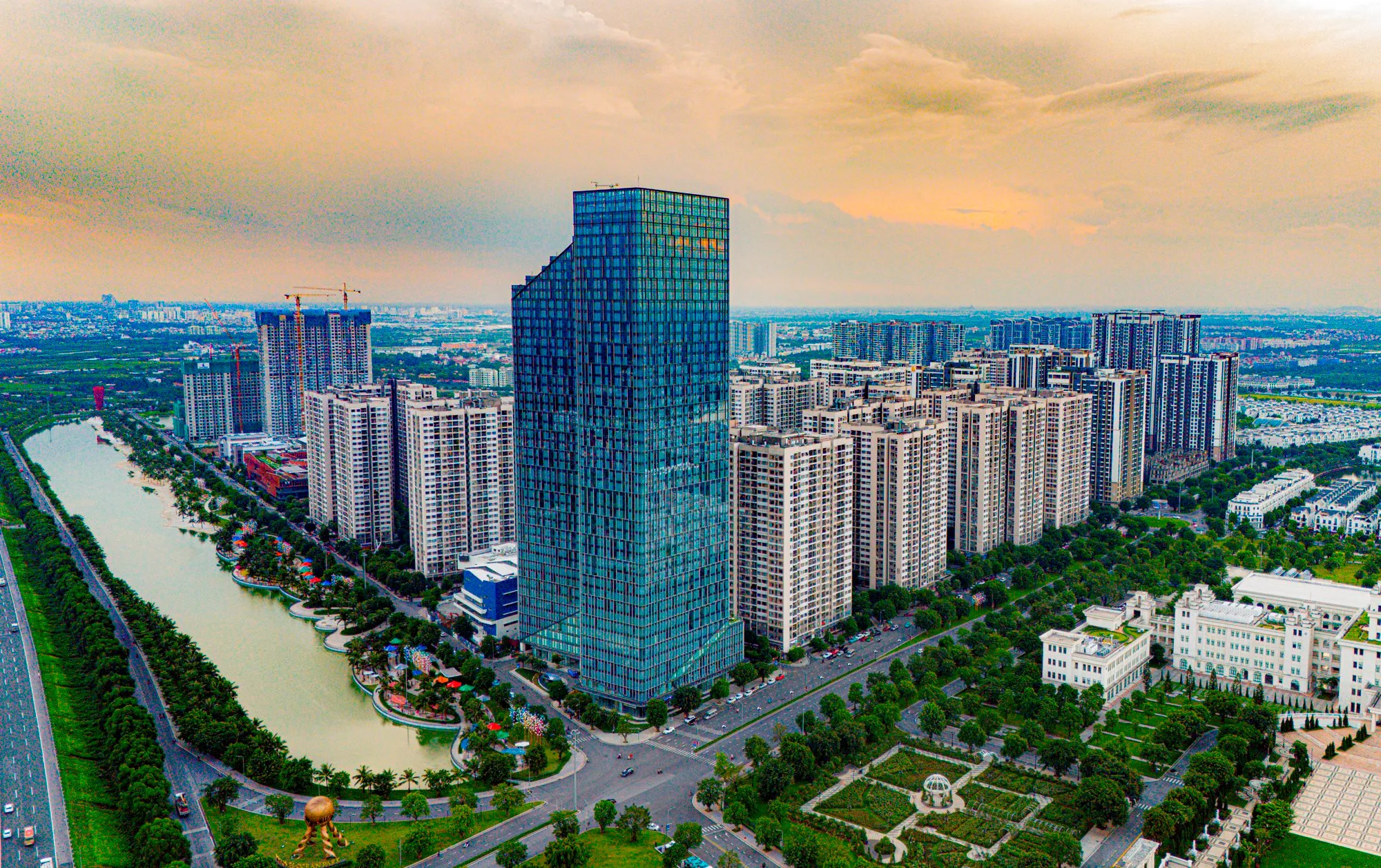 Toàn cảnh khu đô thị Vinhomes Ocean Park 1 với tòa tháp kính cao tầng nhìn từ trên cao